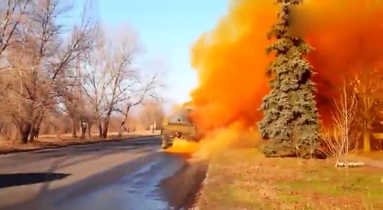 载硝酸卡车泄露 现场橙色一片