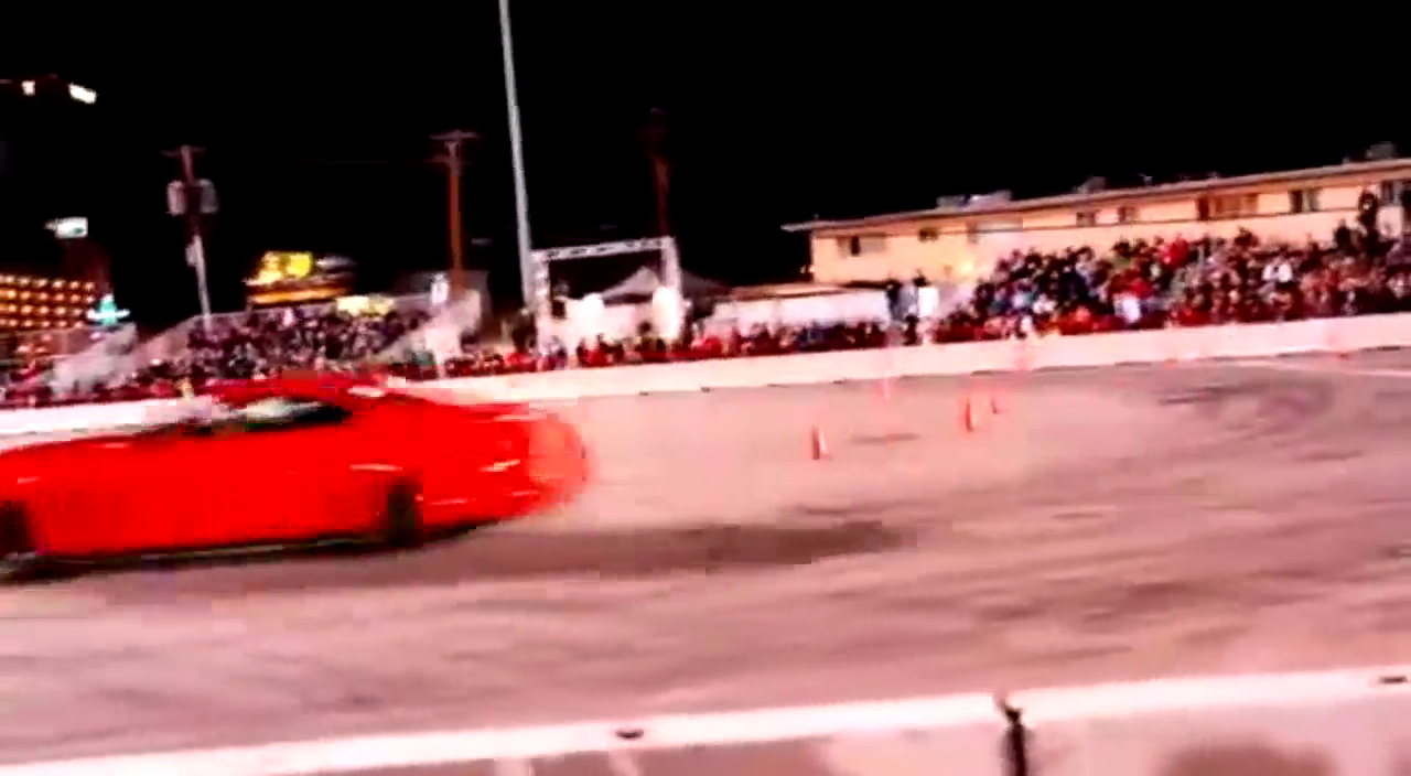 红色跑车加漂移，格外吸引眼球