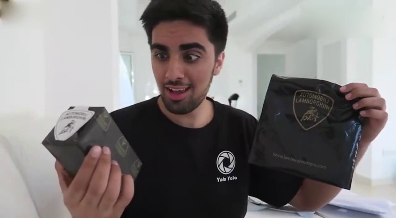 花3000万买跑车送了一件礼物，车主5秒钟后当场懵了！