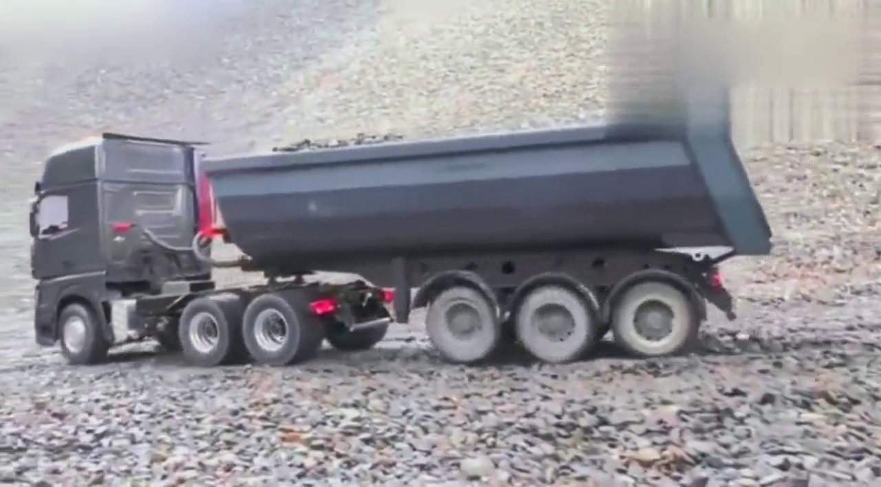 RC遥控车卡车卸沙被困，自卸车霸气救援