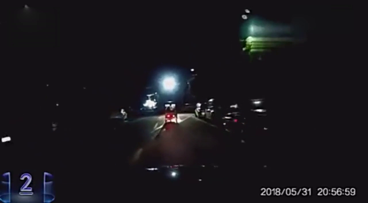 SUV借道超车突遇电动车，紧急并线发生车祸，注意安全出行
