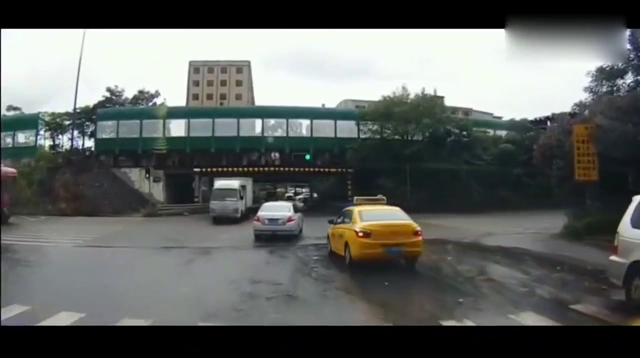 大货车闯红灯小货车撞翻，出租车有幸躲过一劫