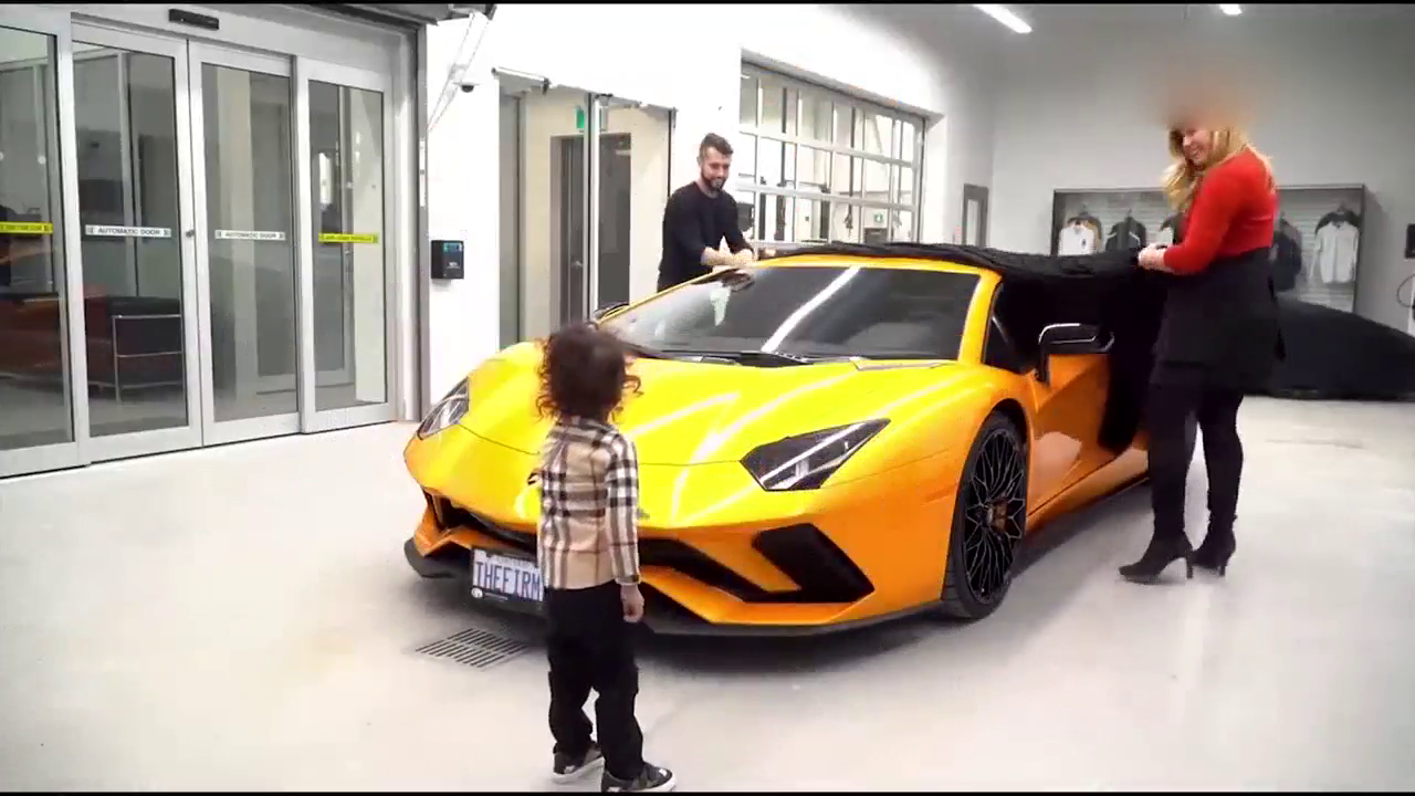 土豪买兰博基尼跑车送了一件定制外套 穿上以后小孩的表情亮了！