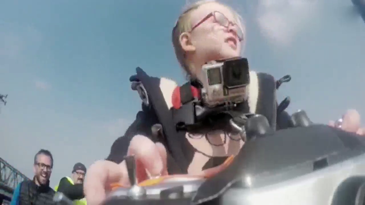 四岁的小女孩驾驶一辆十八吨重的卡车 太莽撞了！