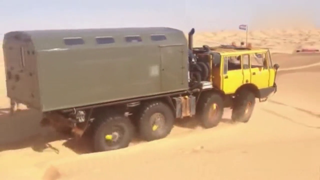 太脱拉T813重型卡车在沙漠中越野行驶