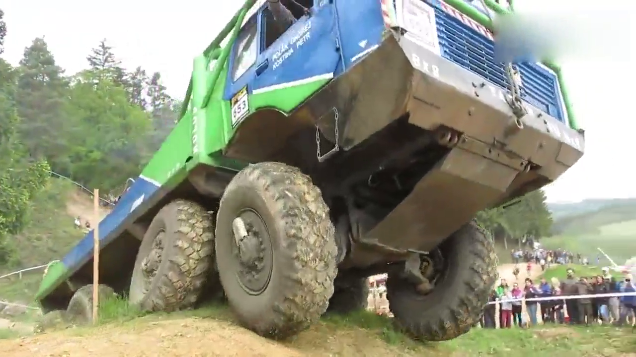 太拖拉大卡车玩越野比赛，性能秒杀任何越野车