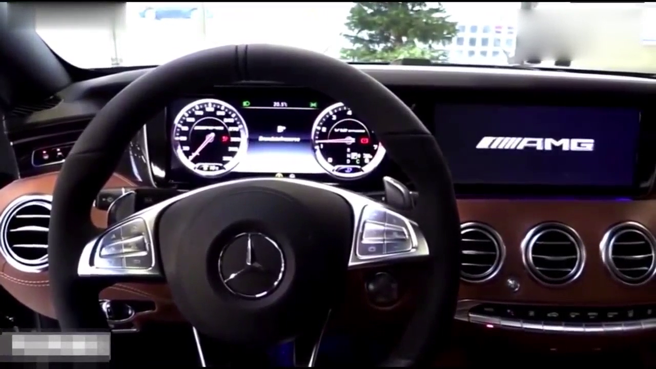 300万的奔驰敞篷车，啥都不用说，一拧油门瞬间敞亮了