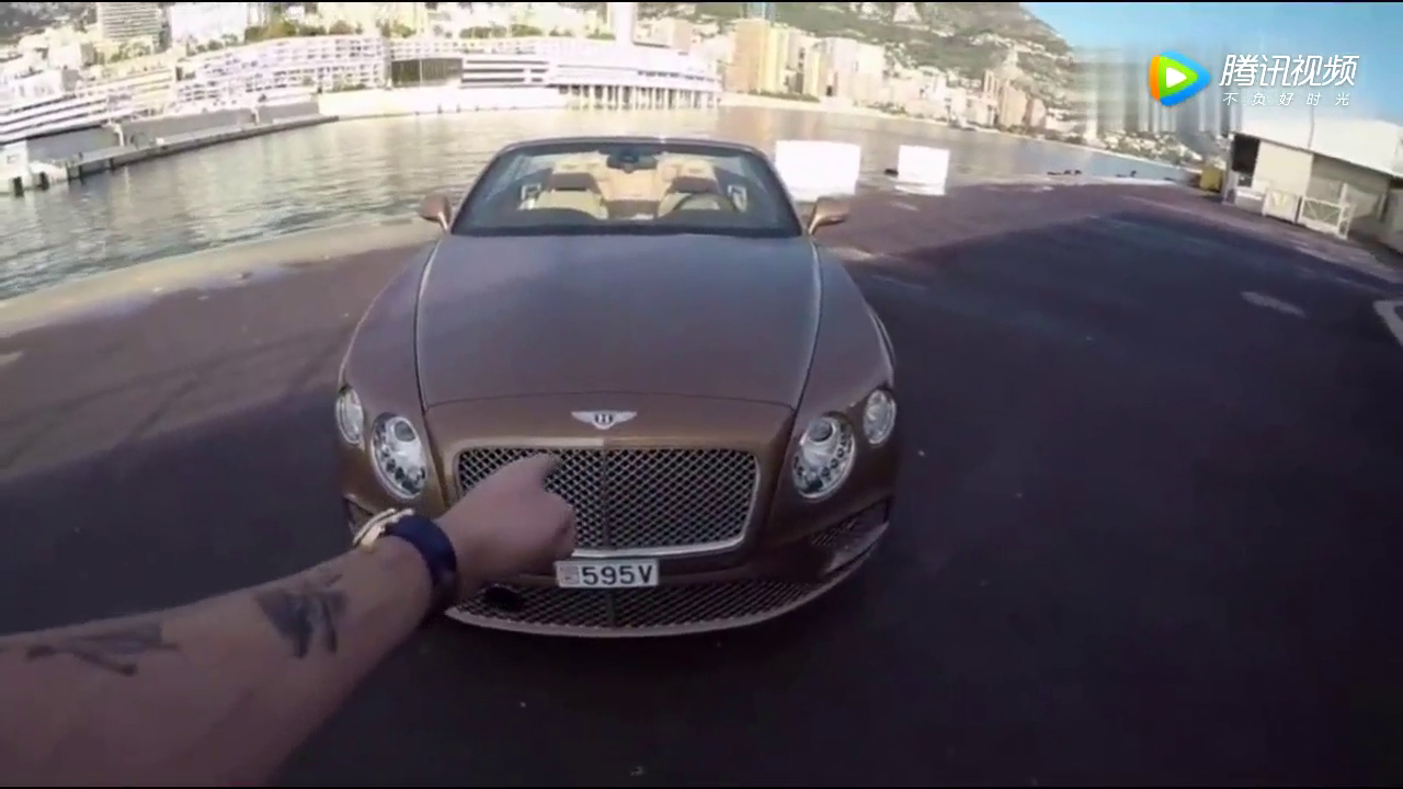 按下宾利跑车的钥匙后变形开始，帅炸了！