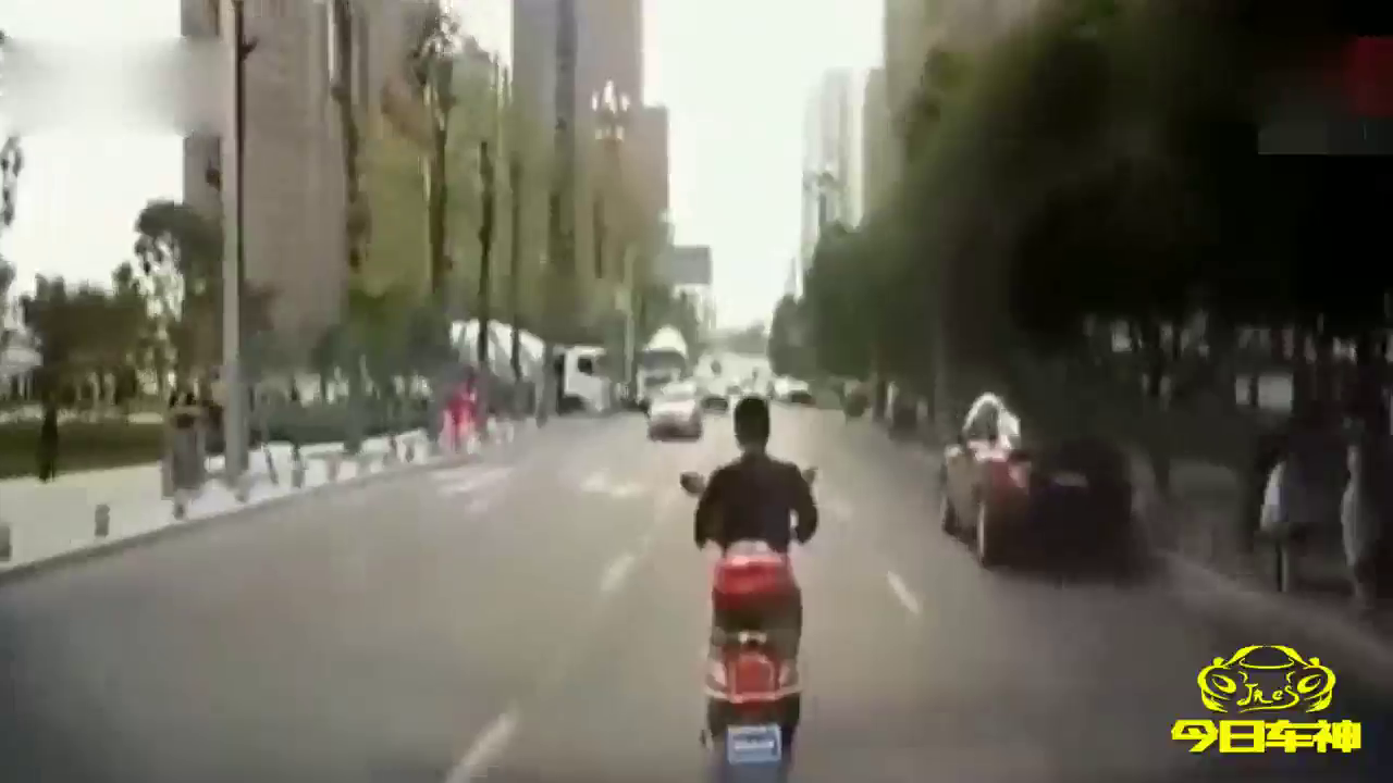 出租车横停在路中央，激怒男司机下车理论！