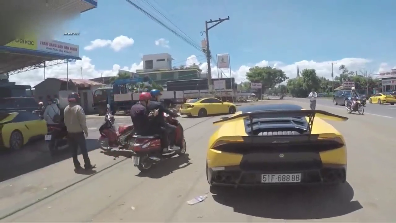 加油站碰到宝马i8跑车，看清油表数字送我一辆也养不起啊！