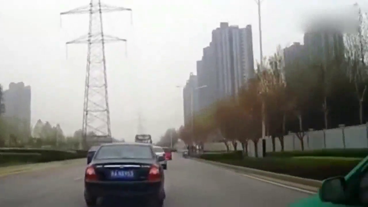 出租车公路上连续超车，接下来发生的一幕让人不寒而栗
