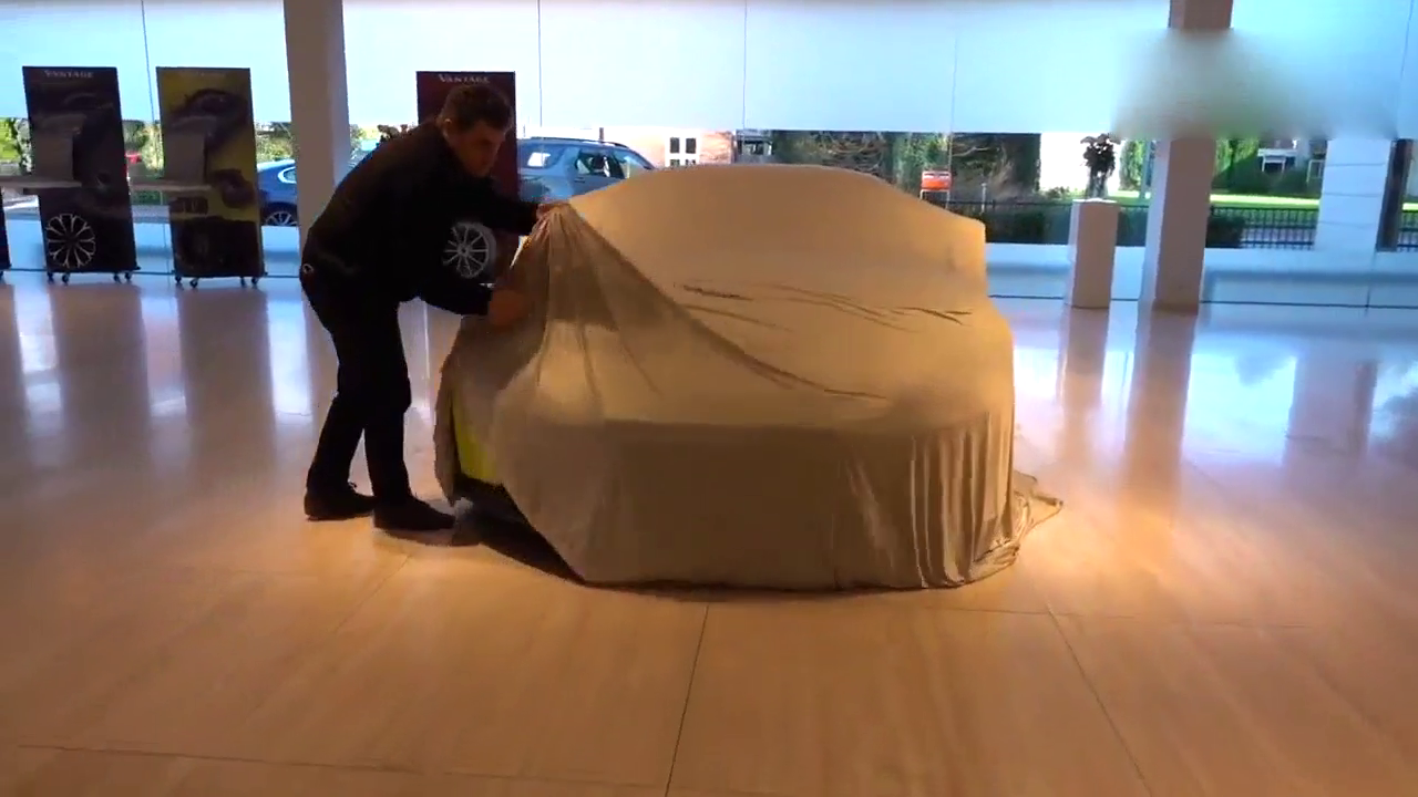 “小火神”跑车终于到店，拉开遮车布后，瞬间觉得法拉利失去光彩