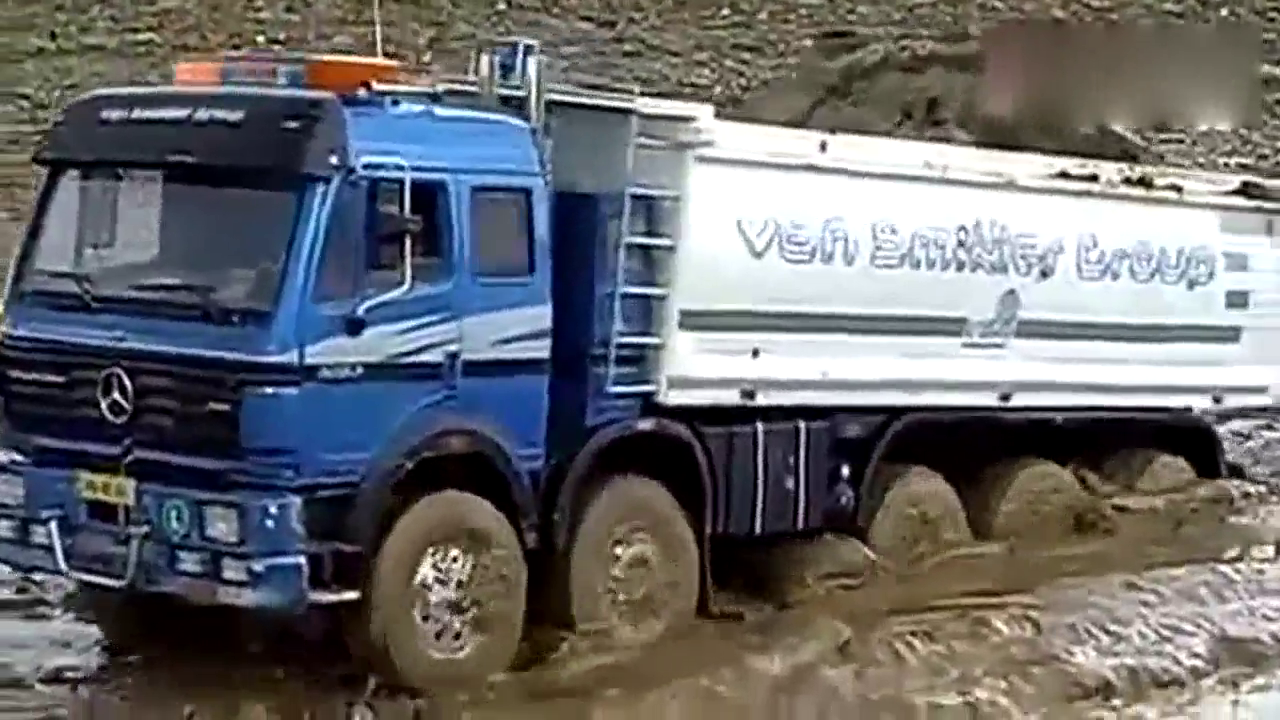满载的奔驰卡车，陷入泥地，不过难不倒司机