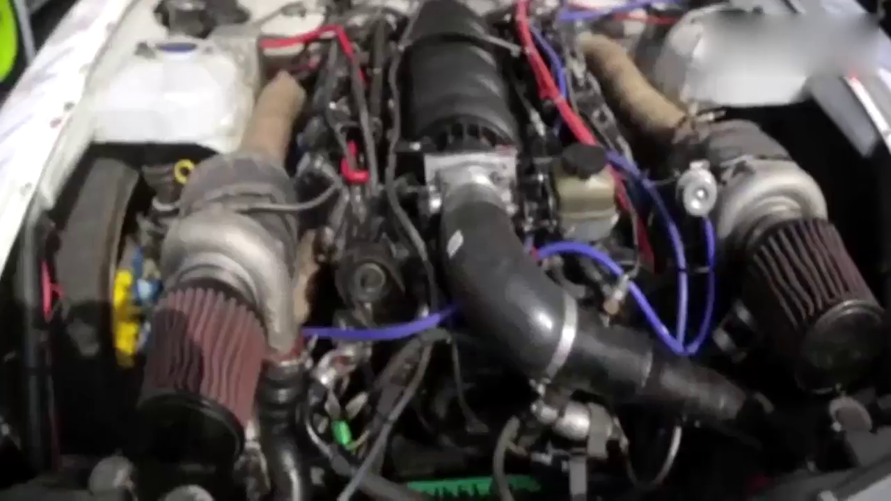 油门踩到底！精彩改装车绕圈漂移烧胎!