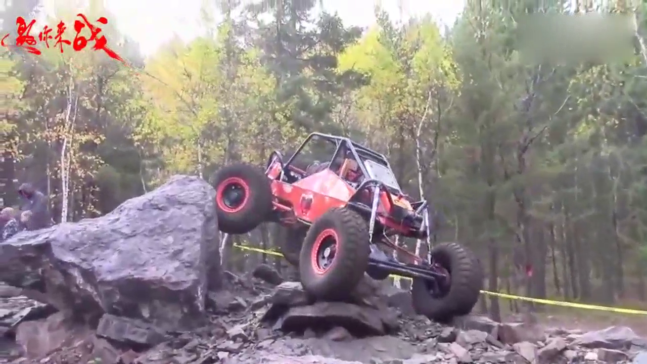 专挑大石头路障玩越野，这辆改装车的性能一点不输悍马H1！