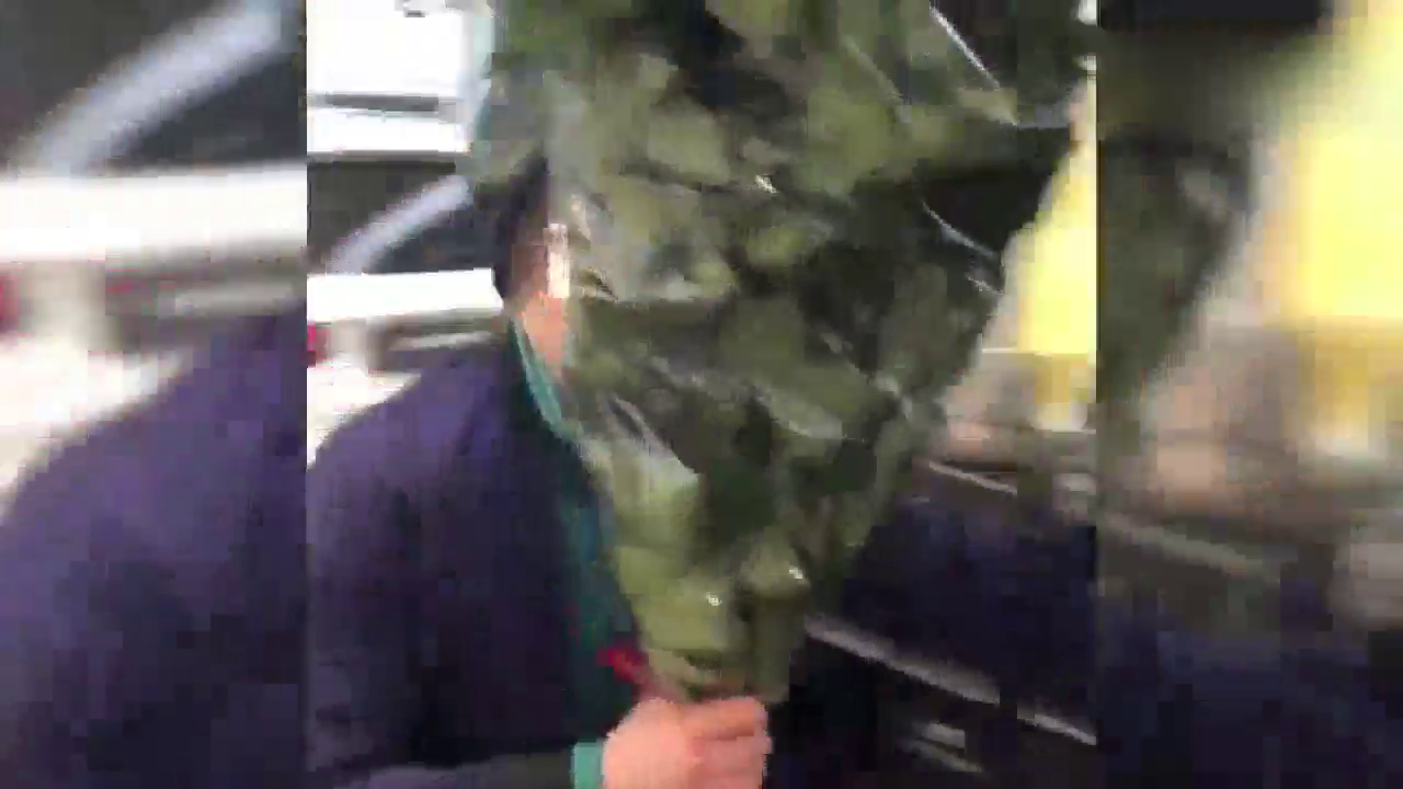 奔驰G有多强悍？先拉个卡车看看！