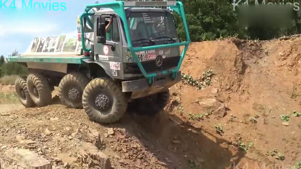 奔驰卡车遇到没有路的山坡，3秒钟后霸气开始了