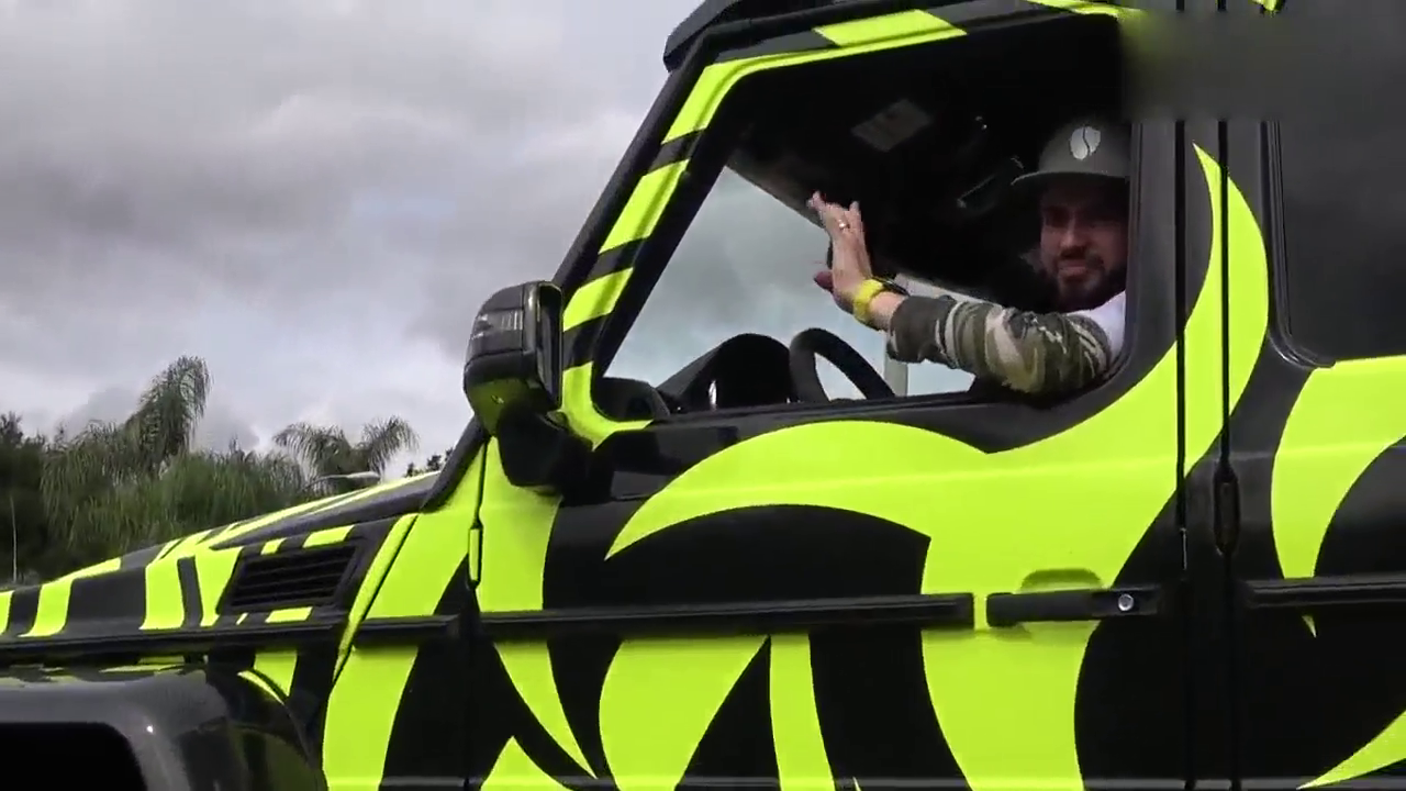 奔驰GTR跑车的视野有多低，遇到奔驰G越野车你就知道了