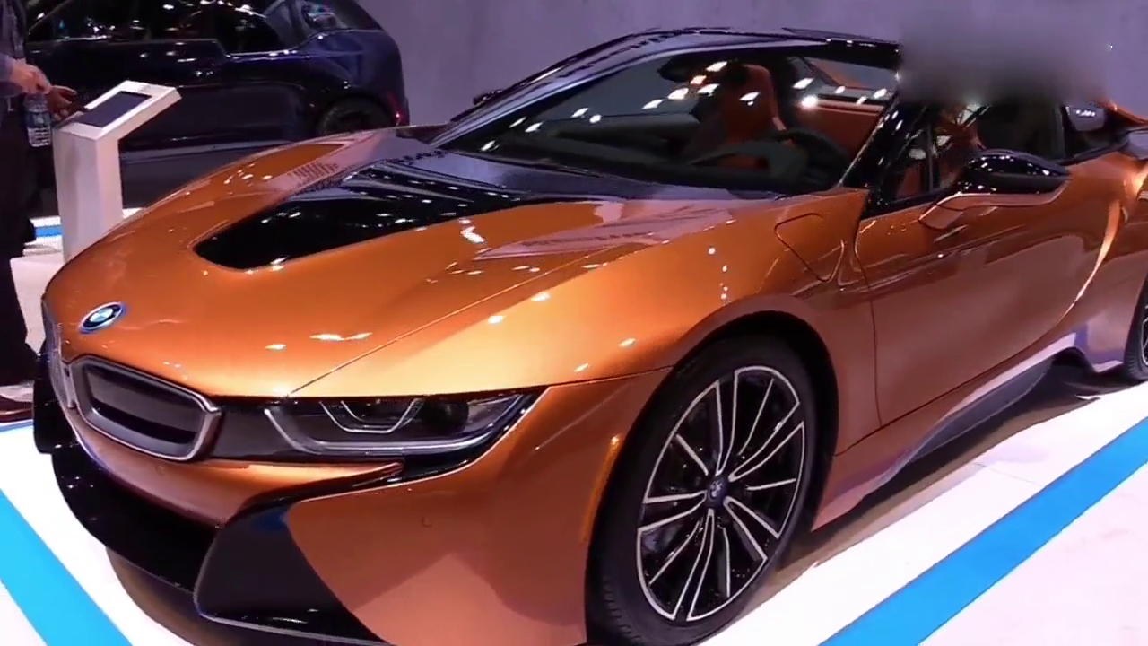 2018宝马i8跑车，外观设计叫人称赞，压过了奥迪R8的势头