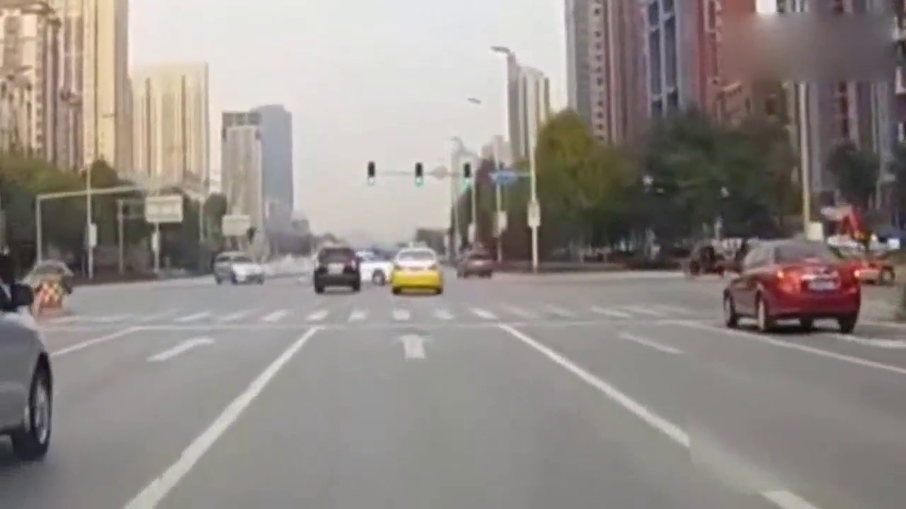 女司机这次玩大了，别人怕你出租车可不怕你，屁股都撞烂了