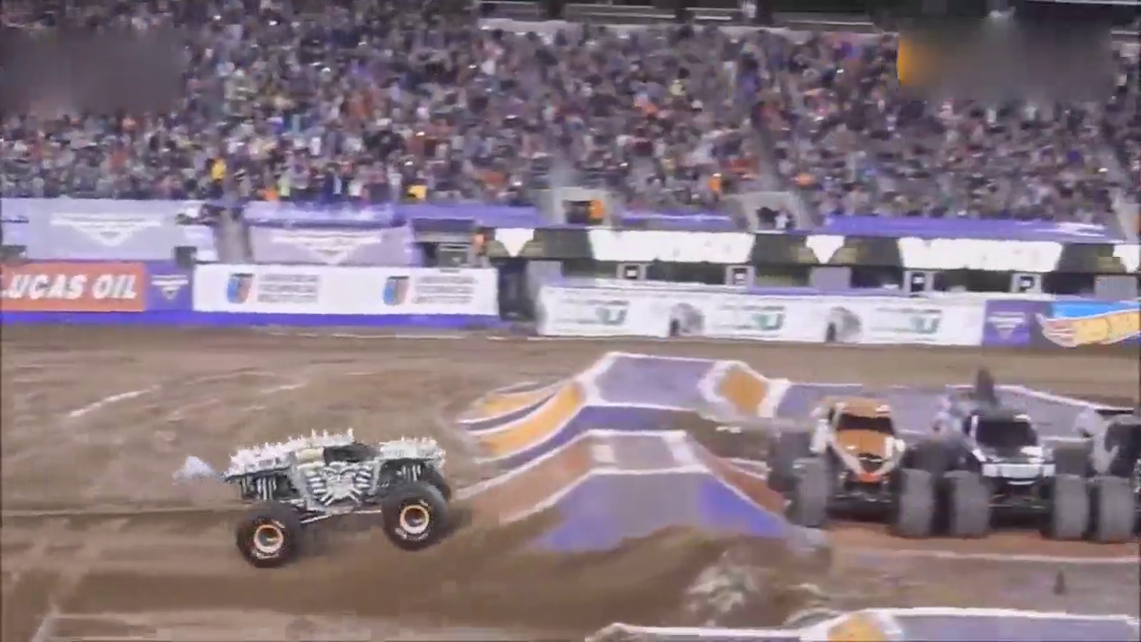 怪兽卡车现场跳跃比赛，100米都是小意思，第三个亮了