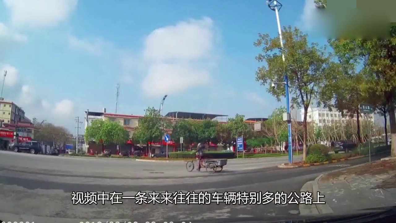 三轮车司机横穿马路，瞬间被出租车撞了个人人仰马翻！