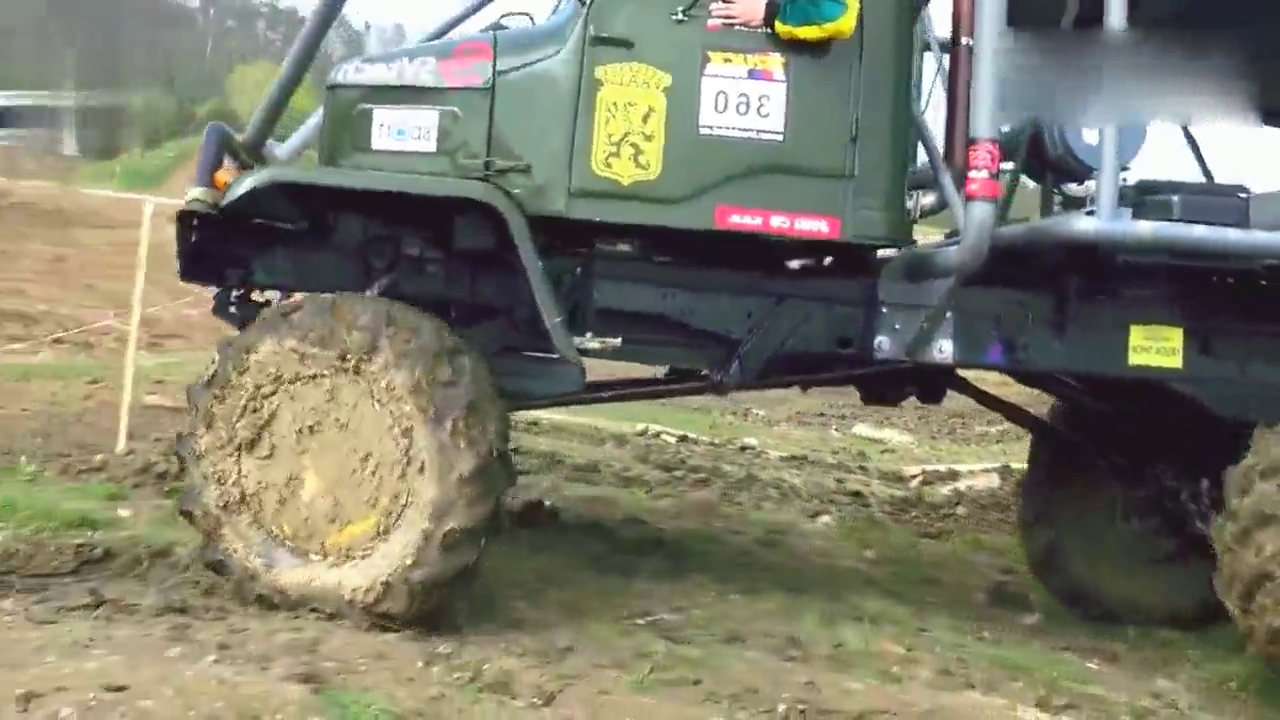 6驱卡车极限越野，看到画面瞬间感觉4驱动力弱爆了