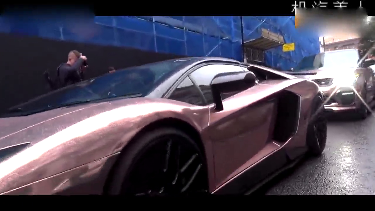 外国友人评测兰博基尼：跑车在市区呼啸而过