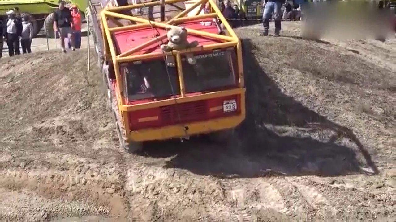 8驱太拖拉越野卡车泥潭越野比赛，这动力真强悍