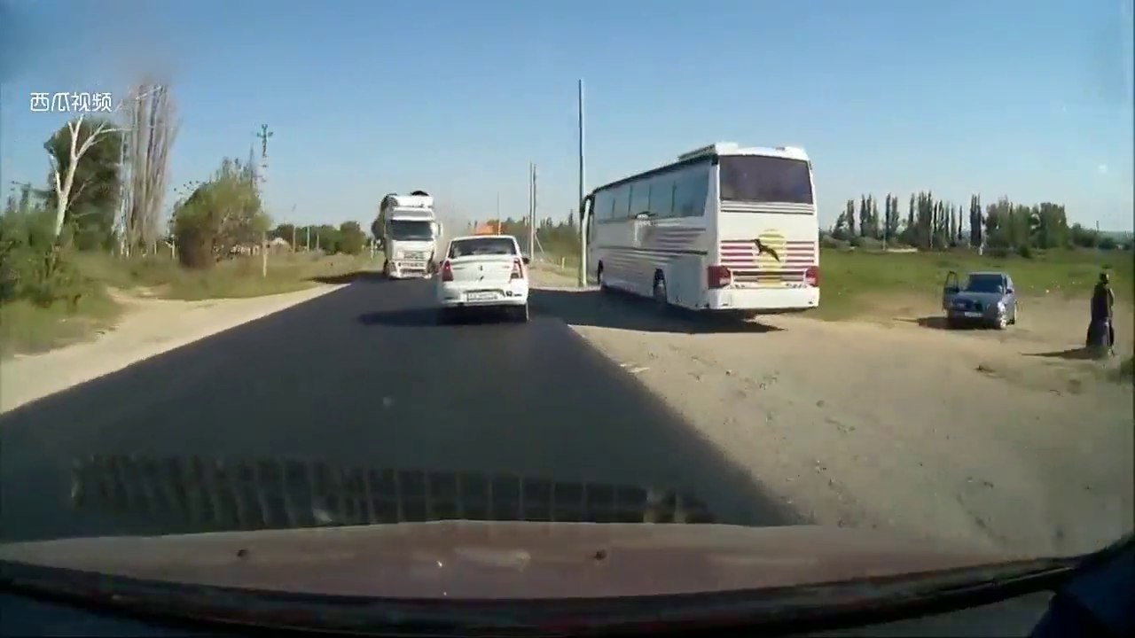 对向大货车失控来袭，出租车向右一把方向躲过一劫