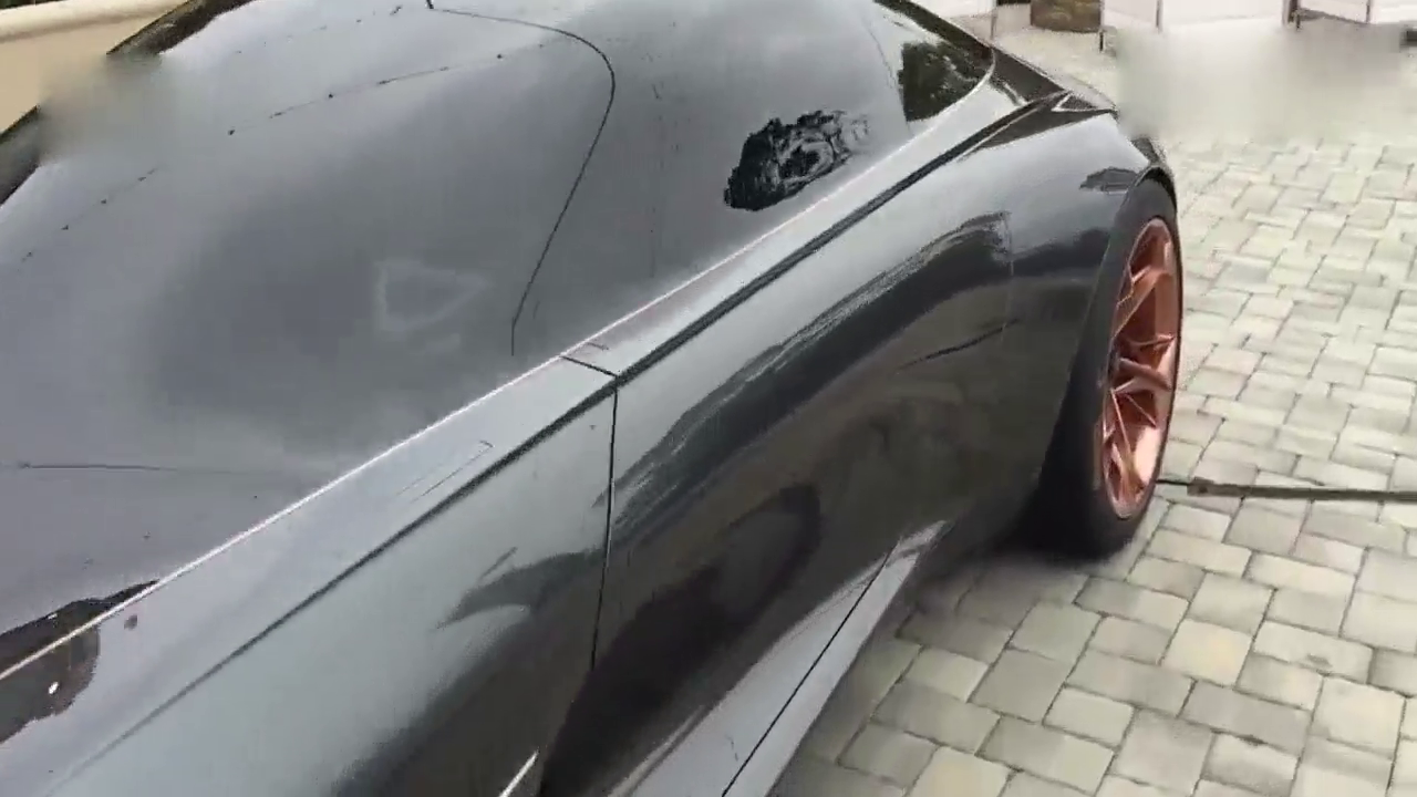 好酷炫的跑车，当手触到车门的那一刻，不可思议的一幕发生了！