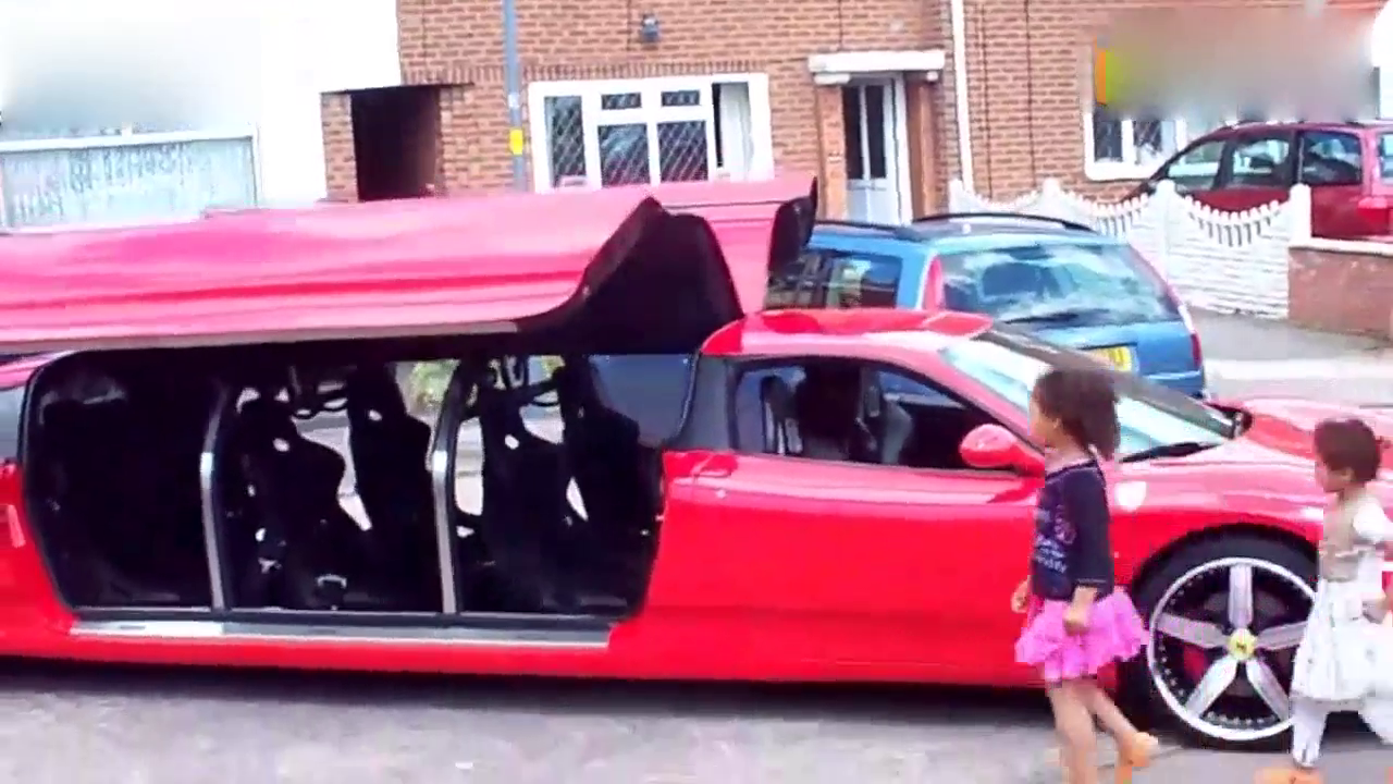 街头惊现加长法拉利跑车 车主把它当客车用