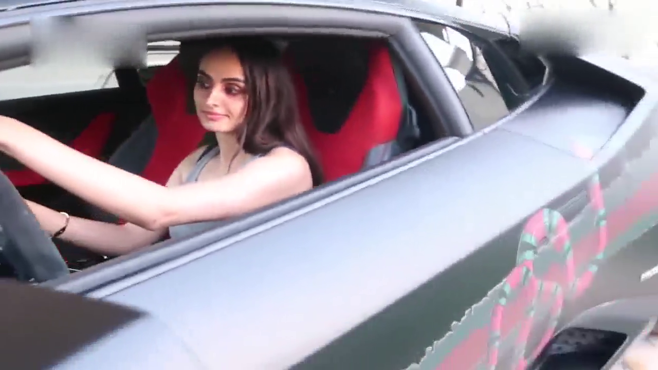 妹子开着价值1000万的跑车玩足球赛，网友：有钱真的这么任性吗？