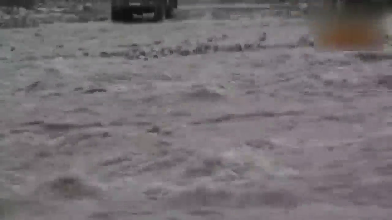 不服来辩！论越野就服卡车老司机，这么急的水说走就走