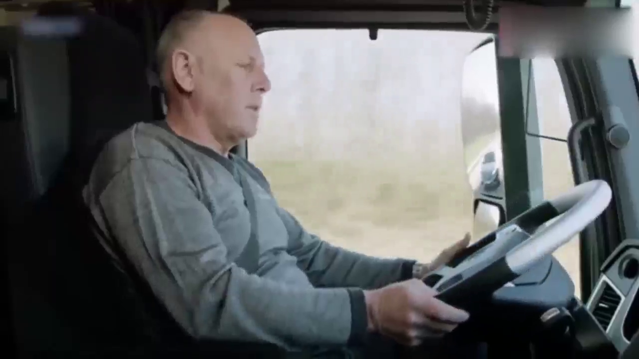 300万的奔驰重型卡车，在驾驶室里简直就是享受