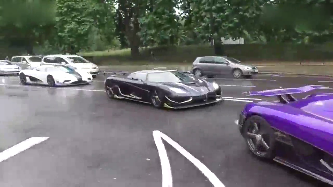 3辆科尼塞克RS1组团炸街 伦敦街上其它跑车都不好意思出来了