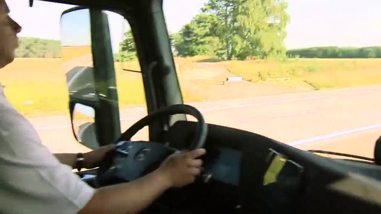 8年后的奔驰卡车有多牛，看看驾驶员在干什么就知道了