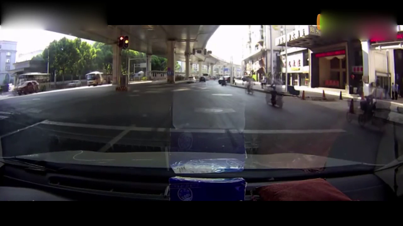 出租车突然急刹，女司机直接撞了上去