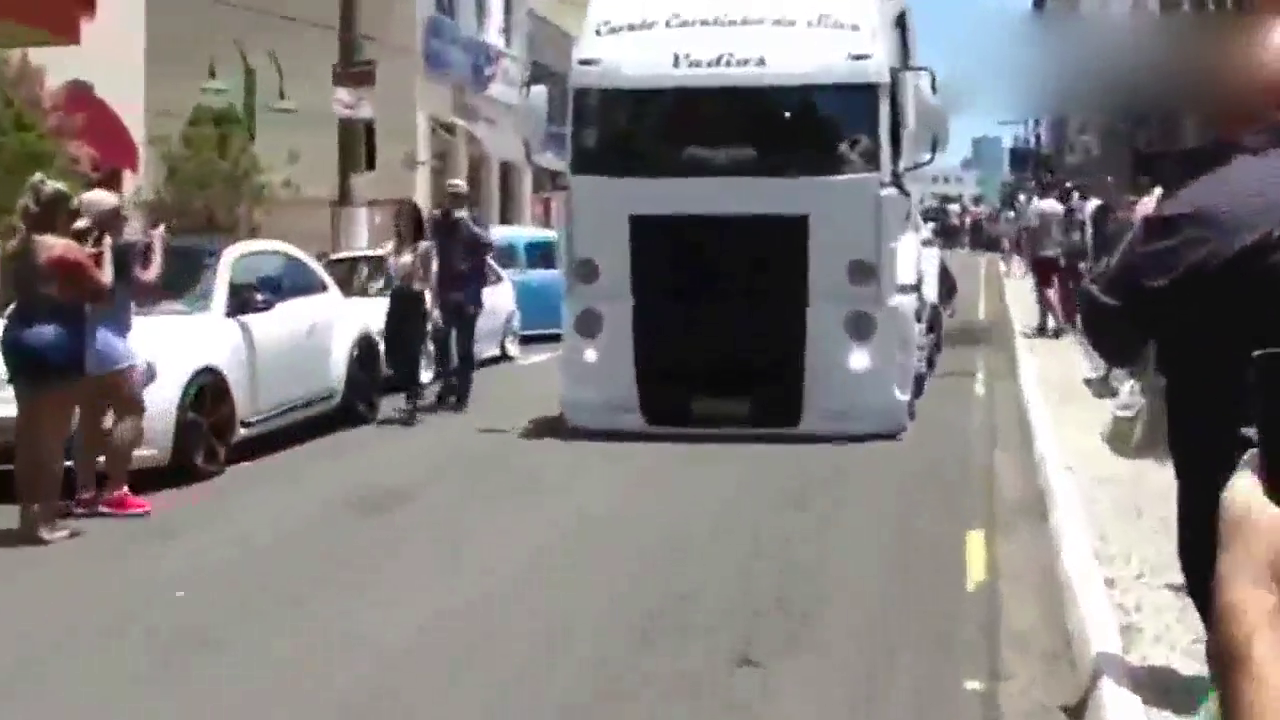 几乎贴地而行的大卡车，按下喇叭踩下油门后才叫霸气！