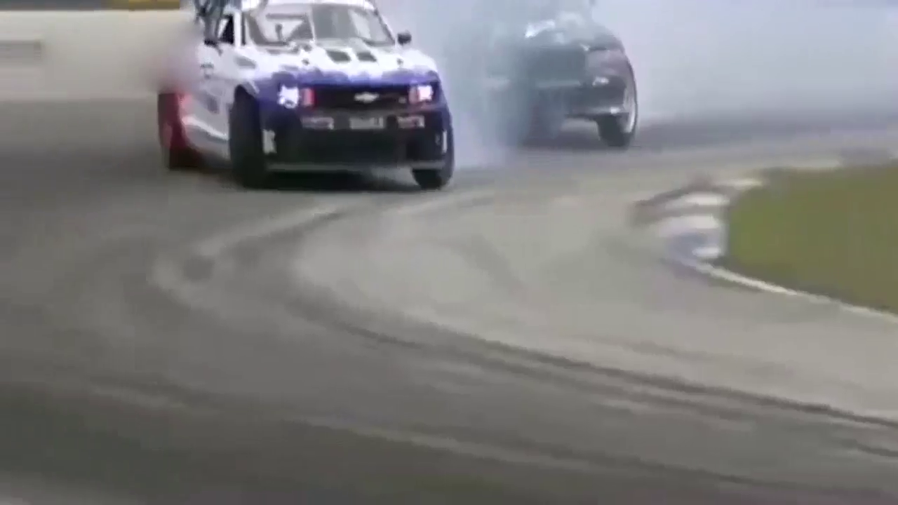 改装车赛道混战 飘移都飘到车上去了！