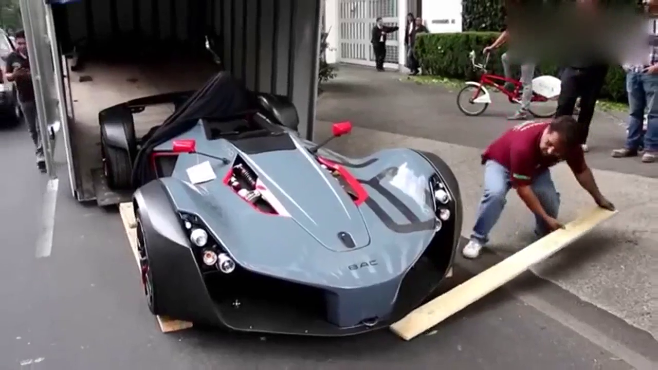 土豪订购的跑车交付现场，进入车库那一刻车主懵了