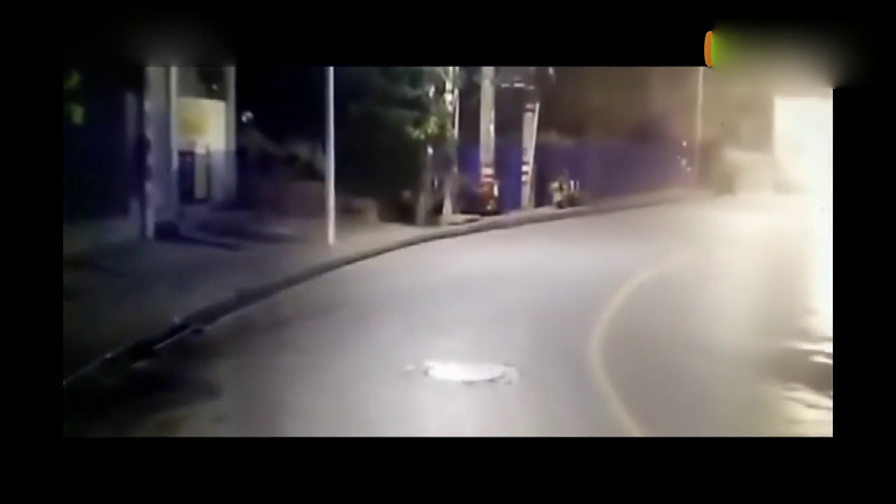 出租车超车，三轮车付出生命代价