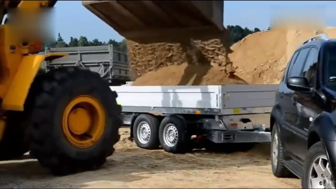 农民刚买的卡车拉沙，卸车的瞬间把自己吓到，从侧面卸过去了