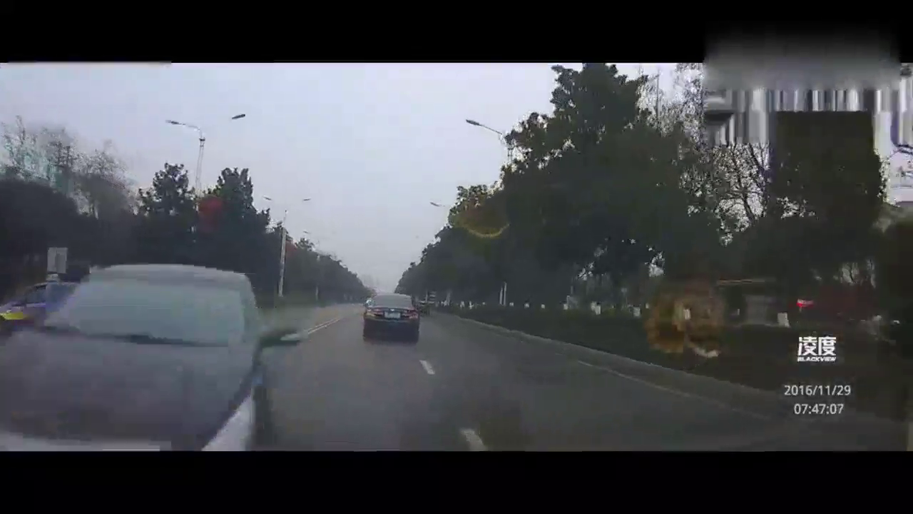 出租车双黄线违规掉头 致两车迎面相撞