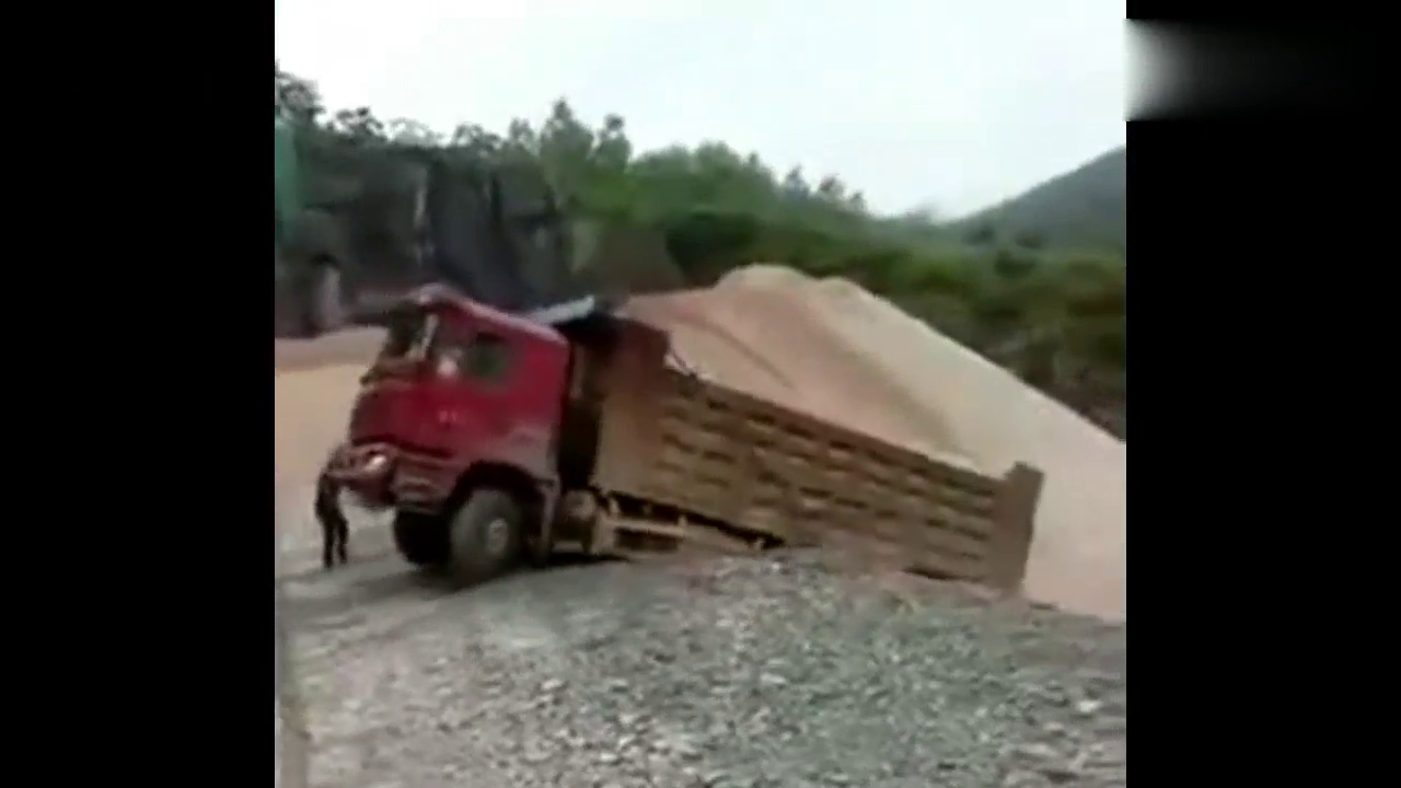 哎呀！卡车司机失误，希望他没事