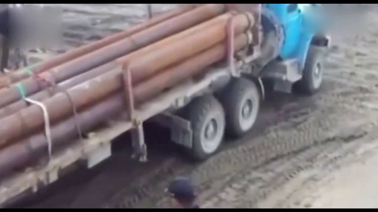 刚招的卡车司机，刚上班就把一车钢管连车一起掉进了大海，倒霉了