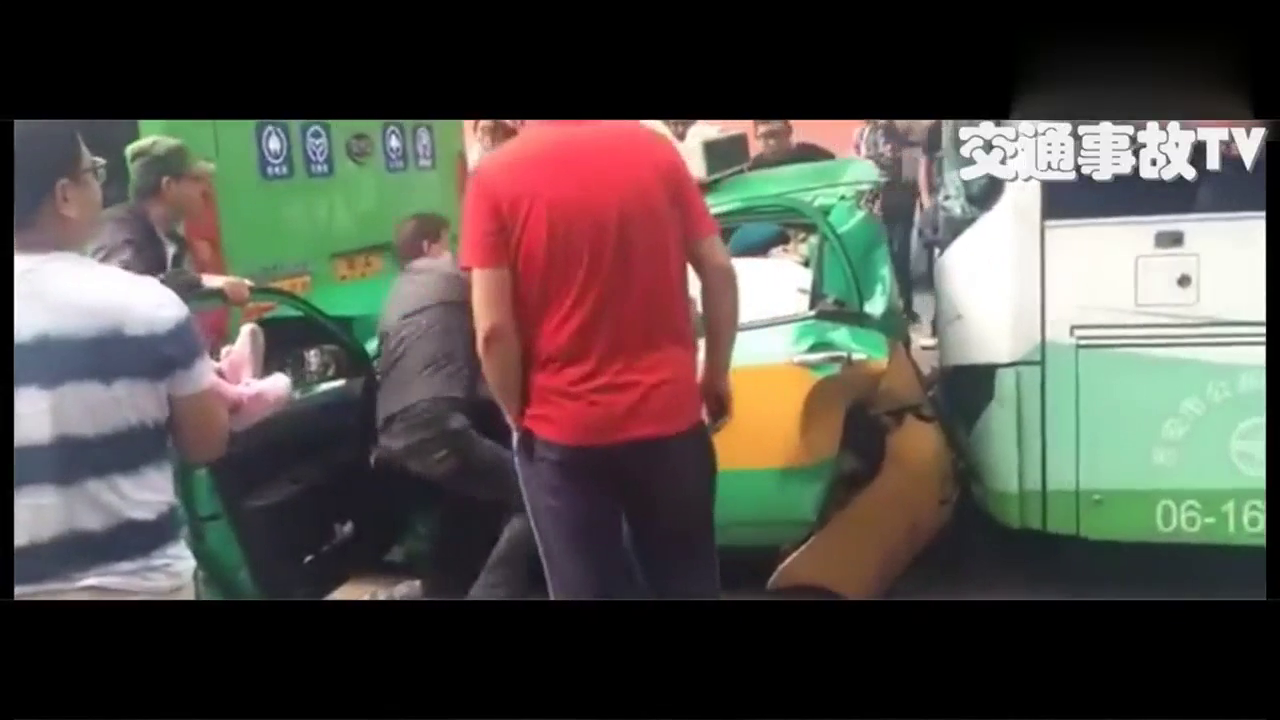 出租车被大巴车前后夹击，众人营救受伤司机！