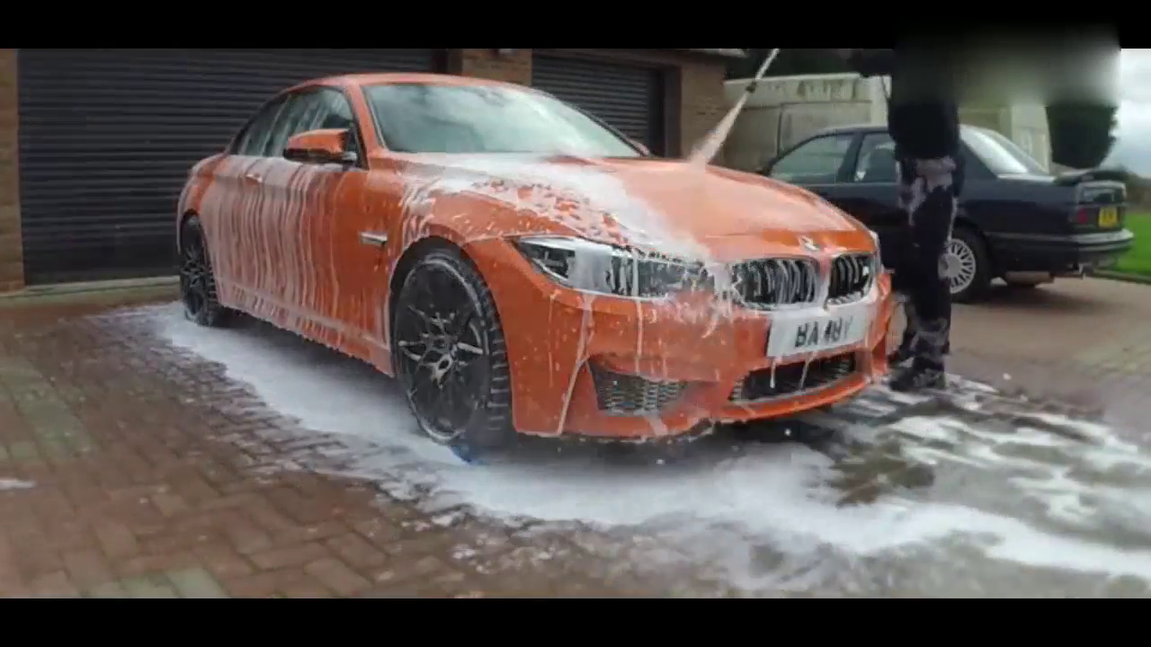 土豪在自家车库洗宝马跑车