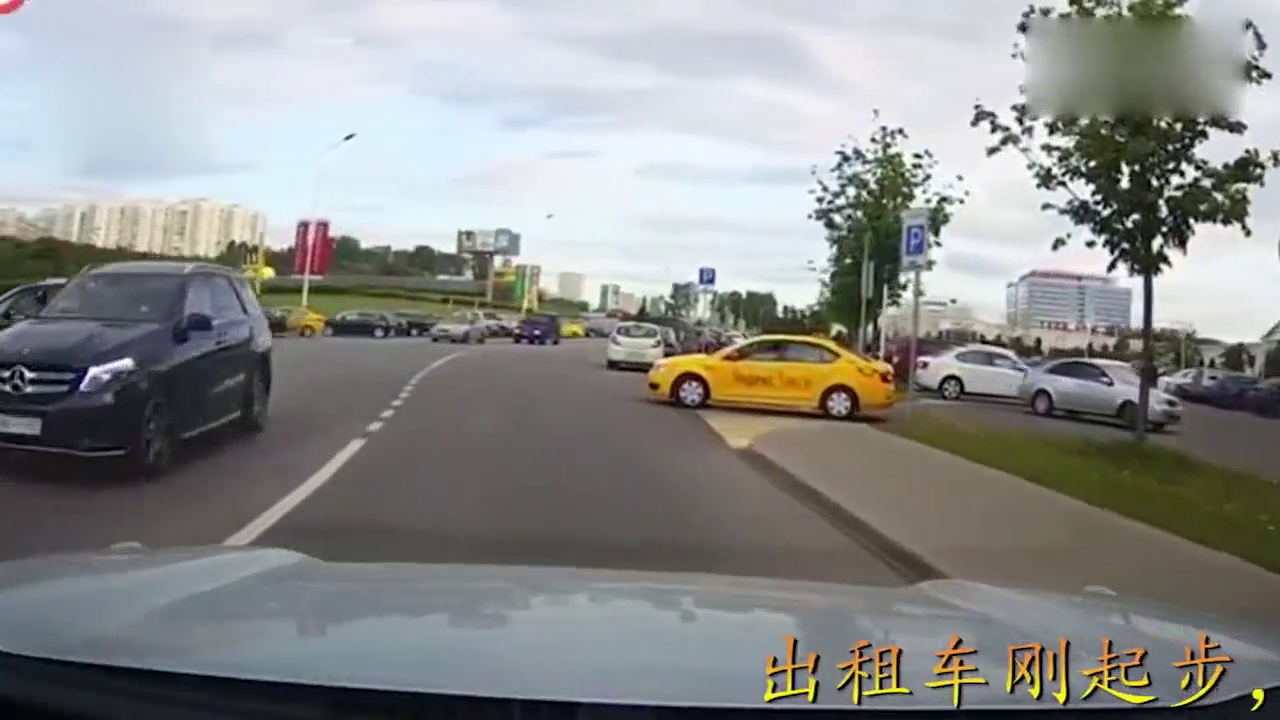 出租车刚起步，记录仪拍下自行车女孩尴尬的一幕
