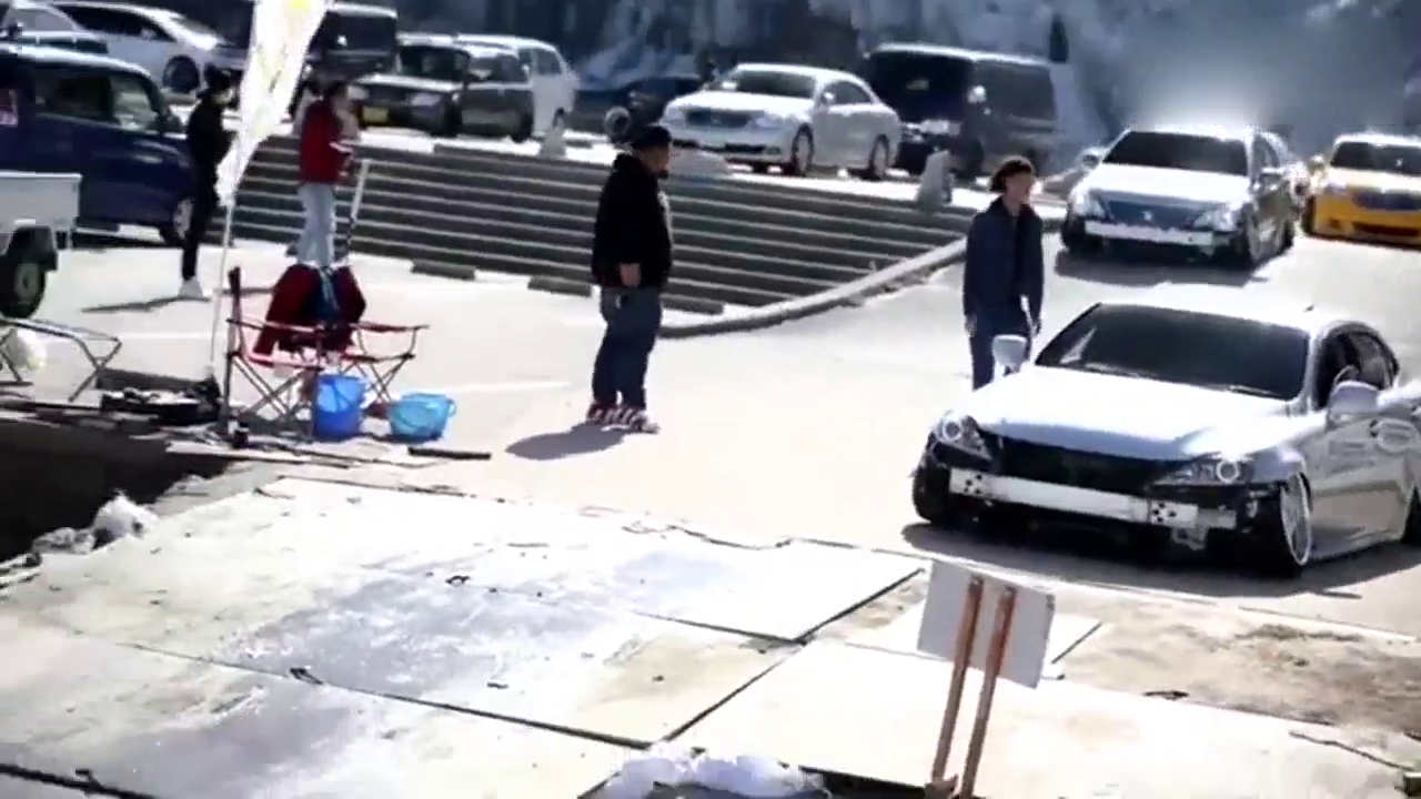 改装跑车底盘太低，被卡在减速带上动弹不得，这就尴尬了！